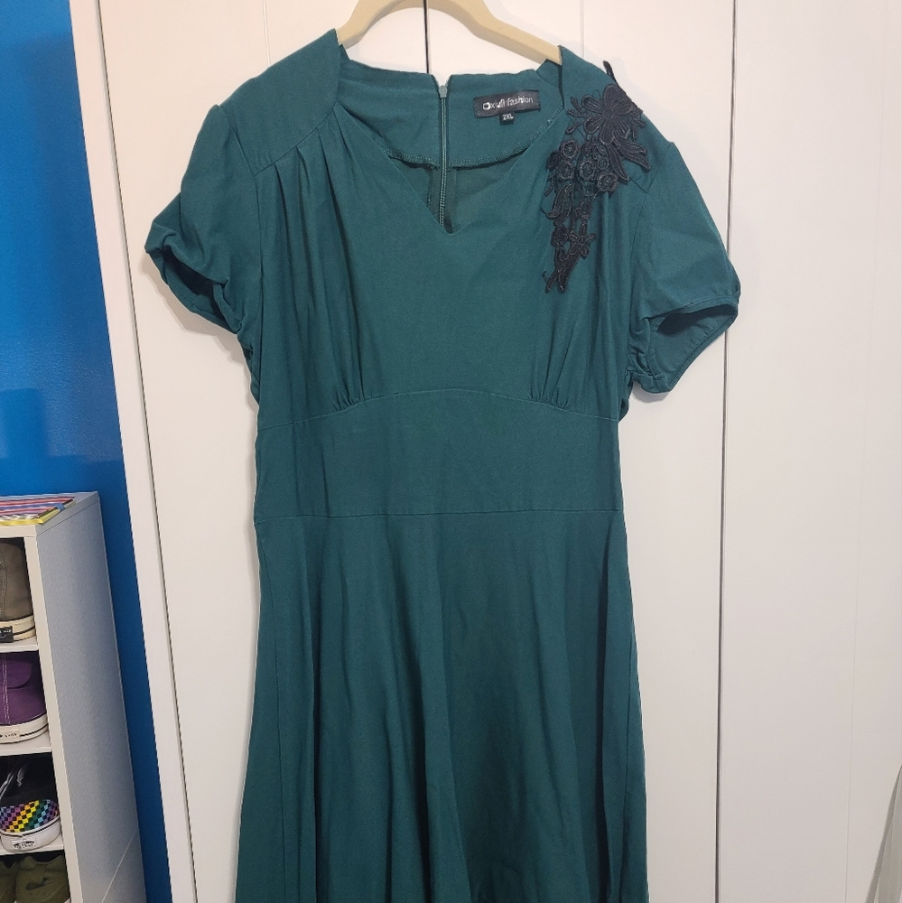 Dark green retro style swing dress with black lace design on top size 2xl